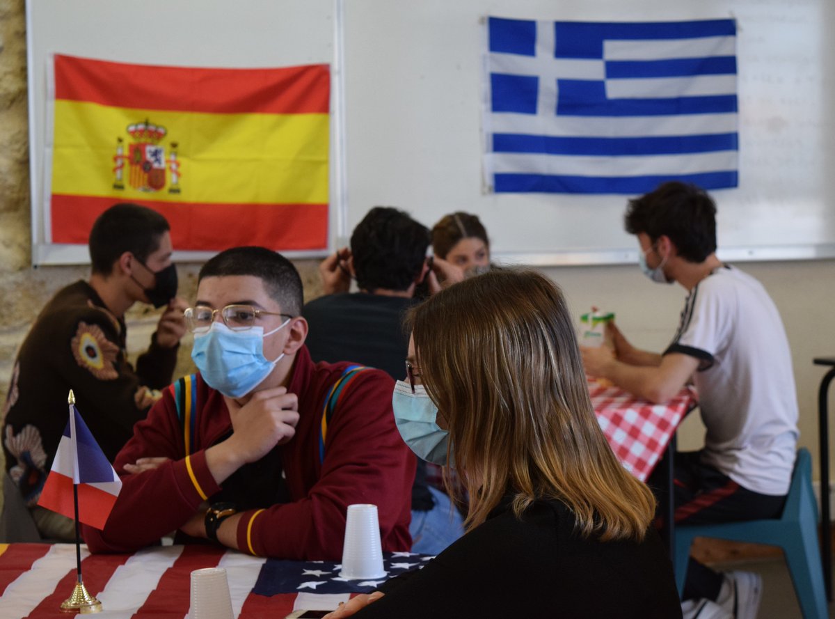 EnsembleASC's tweet image. La Semaine des langes vivantes aura lieu la semaine prochaine ! @comm_ecgironde @MarieSpiteri @ClasslabB et la semaine derniere #ASC a tenu un café des #languesvivantes pour la journée de l'Europe avec les ambassadeurs #ErasmusPlus @BDX_Culture