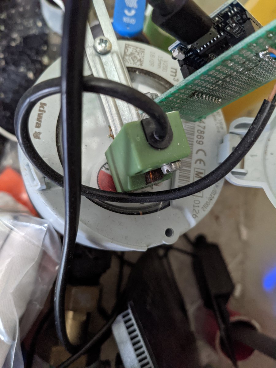 leeuwte's tweet photo. @dlevennoz Dit was mijn test setup, hier kun je op de watermeter dat rode halve rondje zien. Ik heb een klein pcb circuit erop zitten maar de oudere zit een metalen schijf (zie andere foto). Dit is nog makkelijker.. https://t.co/MORbjKUo47