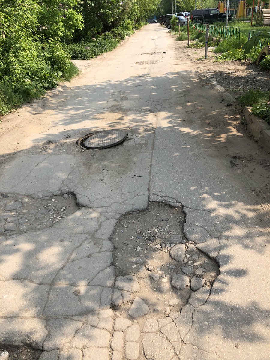 Постоянно открывающийся колодец продолжает подвергать риску жизни жителей, автомобилистов и с сегодняшнего дня жизни детей рядом расположенного детского садика <a href="/pgrt_11/">ООО УК "ПЖРТ №11"</a> <a href="/promadm/">Promadm.samara</a>