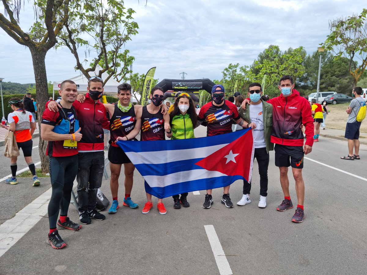 🏁 Cada meta alcanza sabe a gloria. Solo quien la alcanza sabe verdaderamente lo que se siente. Pásate a la acción, no dejes que te lo cuenten y vive tu propia experiencia 😉.

💜 SUEÑA, CORRE, CAMBIA 

📡 cubantrailteam.com 

#CubanTrailTeam #24hsoñando #trailrunningcubano