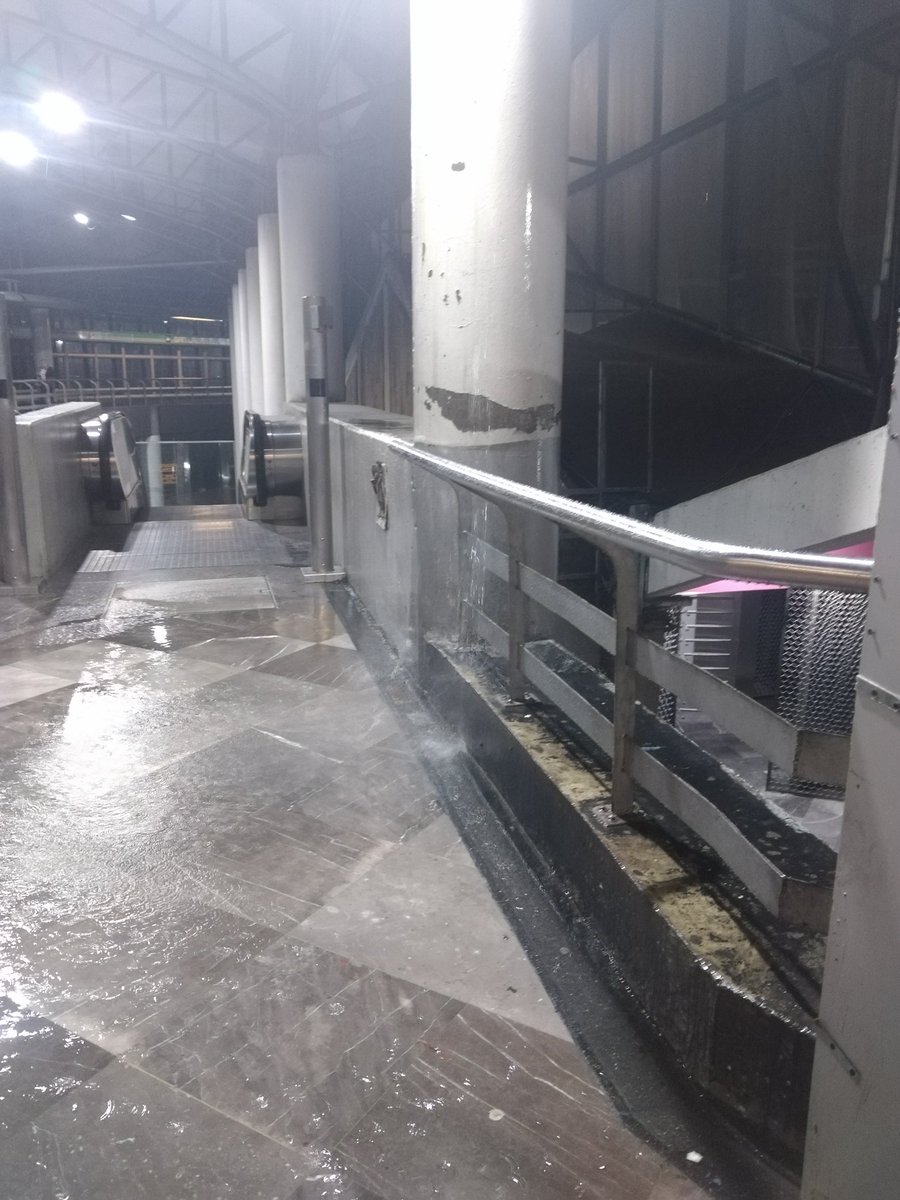 Jessica68574028's tweet photo. Estación San Lázaro transbordo línea B @Claudiashein @MetroCDMX literal el agua estaba dentro de la estación,me preguntó yo,hasta cuándo dejarán de hacerse de la vista gorda?ÉSTO NECESITA SOLUCIÓN, ACASO PREFIEREN QUE MAS PERSONAS INOCENTES PIERDAN LA VIDA X SU NEGLIGENCIA ACTÚEN https://t.co/oHA0lzFhDq