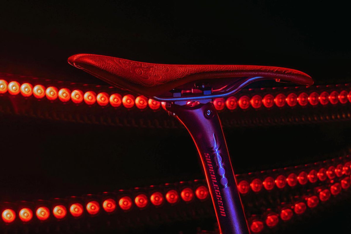 #SaturdayNightFever !!!  🕺💃

📸 De Pedro Fotógrafos 

#essax  #amarobikes #disco #night #saddle #bikesaddle #sillin #ciclismo #cycling
