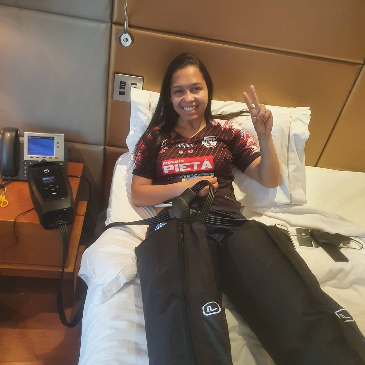primfisio's tweet photo. Nos gusta acompañar a los deportistas en las grandes citas. Recientemente estuvimos junto al fisioterapeuta Paco Navarro apoyando al @TorreblancaFS1 en la final de la Copa de la Reina de fútbol sala femenino con la presoterapia #PrimSportPress y la diatermia #TCareCompact https://t.co/fHSQDcpWnq