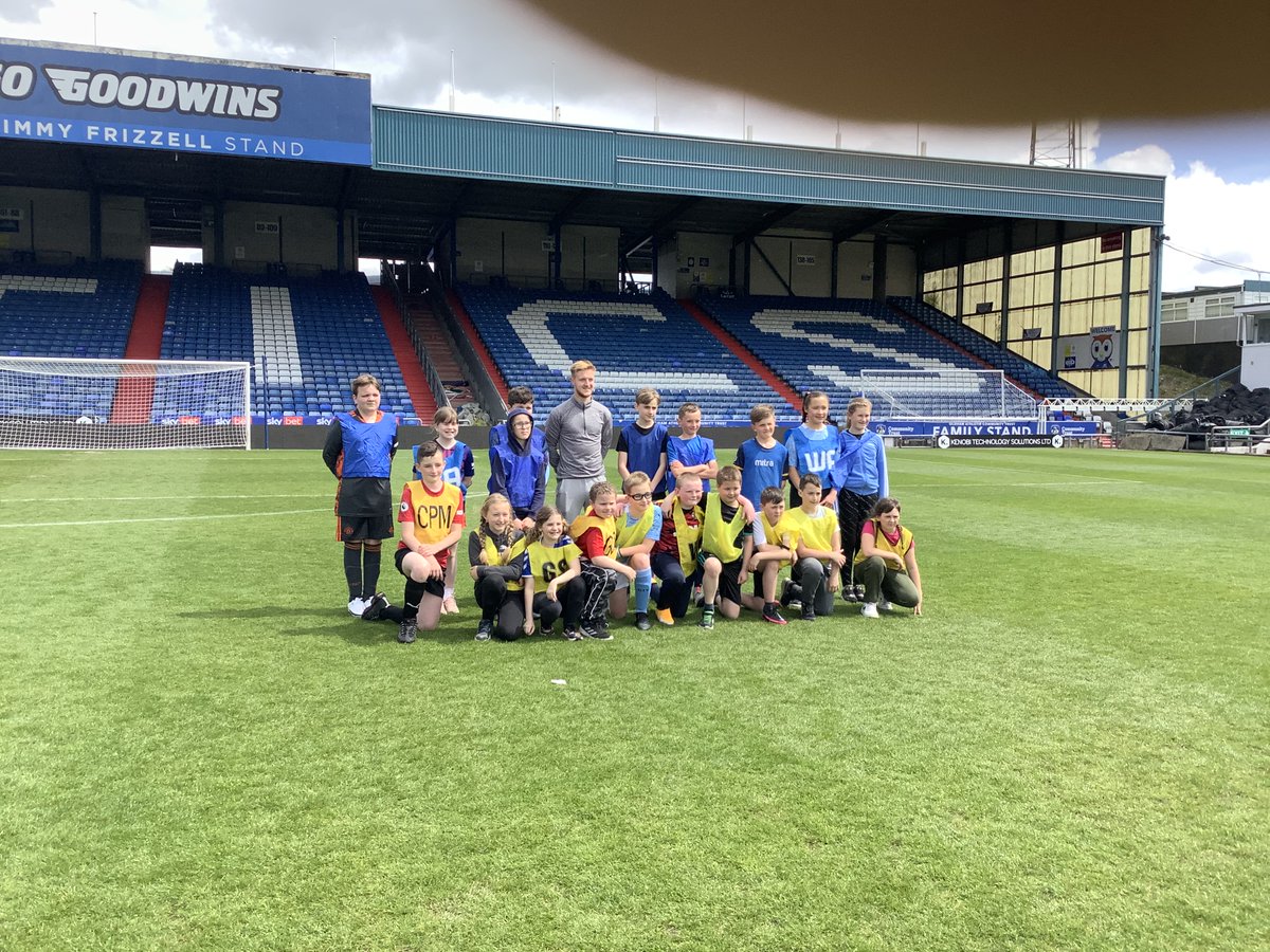 RoytonHallPri's tweet photo. The Year 6 children had a fantastic afternoon on the pitch @OfficialOAFC yesterday. They encountered a thunderstorm, met @davisjames10 and then took part in a thrilling 5-5 draw! Huge thank you to @OfficialOACT for organising it! #oafc https://t.co/VSoE9V9VFF