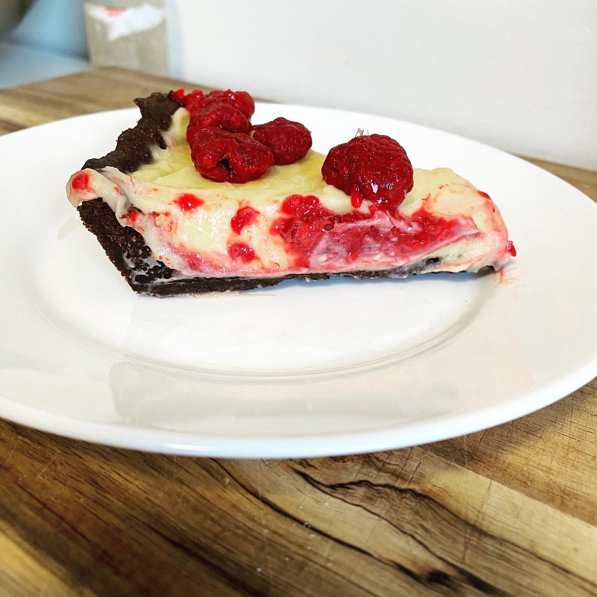 This weekend, I wanted both brownies and pastry cream, and so I made a pastry cream pie with a brownie crust, topped with raspberries! #baking #somuchsugar