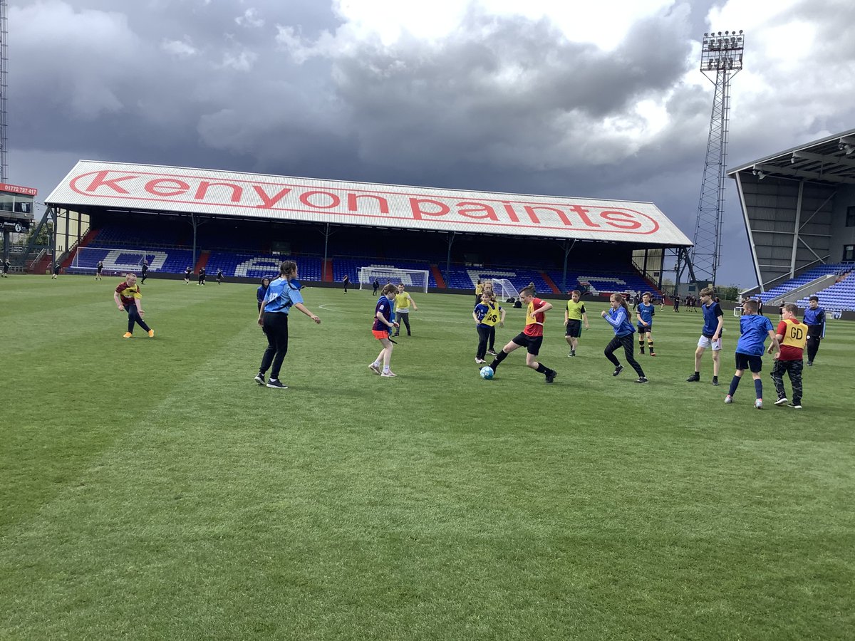 The Year 6 children had a fantastic afternoon on the pitch <a href="/OfficialOAFC/">Oldham Athletic</a> yesterday. They encountered a thunderstorm, met <a href="/davisjames10/">Davis Keillor-Dunn</a> and then took part in a thrilling 5-5 draw! Huge thank you to <a href="/OfficialOACT/">Oldham Athletic Community Trust (OACT)</a> for organising it! #oafc