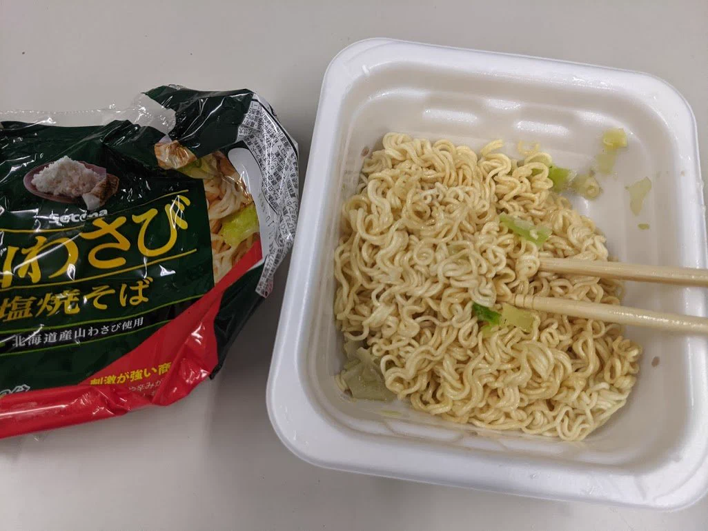 食べる催眠ガスと呼ばれるカップ焼きそばがある！？セイコーマートの『山わさび塩焼きそば』が刺激的すぎる！！