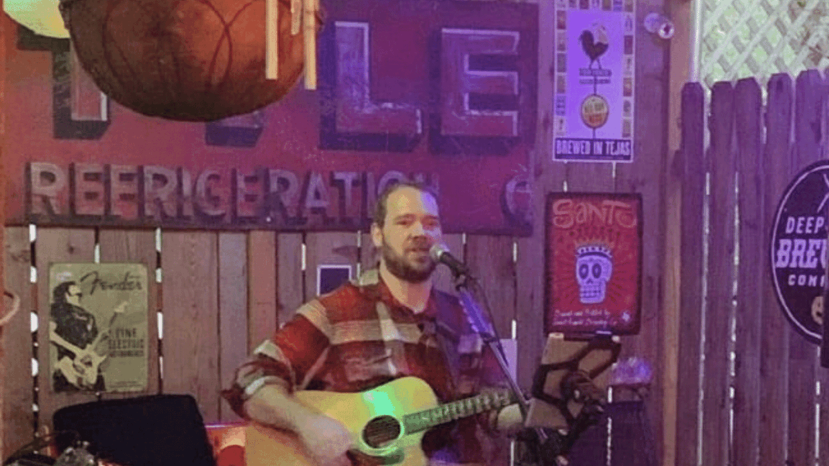 🌟 We've got another fabulous weekend of live music coming up folks! Jarrett Hinds will be playing on Friday, 5/14, at 7pm! Come on down for dinner and a show! 🌟