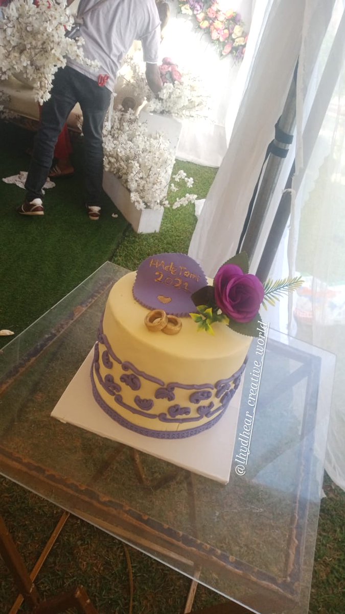 Our engagement cake looking pretty in it's simplicity 😘❤️ #AdeTomi2021 #cake_by_lhydhear_creative_world #ibadan_baker #cakesinibadan #2tierweddingcake #weddingcake #naijabaker #instagramcakes #instabaker #ibadanvendor #ibadanwedding #bellanaijawedding #weddingvendor