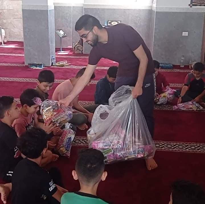 ShusterNoam's tweet photo. Tell the whole world, these are the “terrorists” being killed in Gaza: Ibraheem, a 23 year old teacher distributing dangerous candy and gifts to his students for Ramadan. His smile is so suspicious no? https://t.co/qDyEJgL6OK