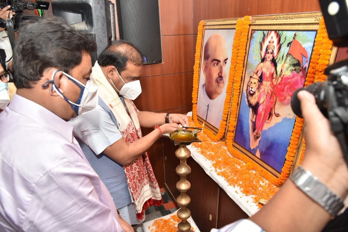 himantabiswa's tweet photo. Our karyakartas are the lifeline of @BJP4Assam! My big bow to each and everyone who worked with remarkable commitment to ensure our victory.

Visited BJP state office &amp; held a meeting with @DilipSaikia4Bjp @RanjeetkrDass @TheAshokSinghal other leaders &amp; party members. Gratitude! https://t.co/cMuXnwdfzs