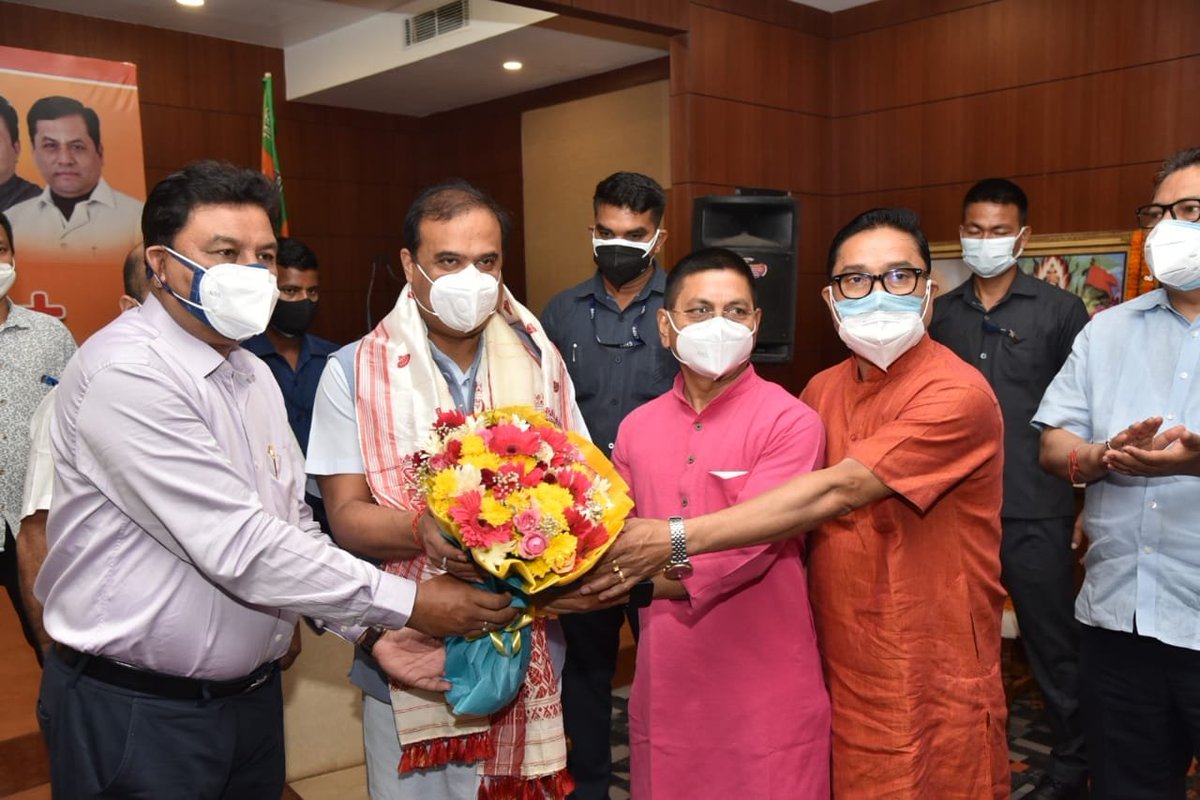 himantabiswa's tweet photo. Our karyakartas are the lifeline of @BJP4Assam! My big bow to each and everyone who worked with remarkable commitment to ensure our victory.

Visited BJP state office &amp; held a meeting with @DilipSaikia4Bjp @RanjeetkrDass @TheAshokSinghal other leaders &amp; party members. Gratitude! https://t.co/cMuXnwdfzs