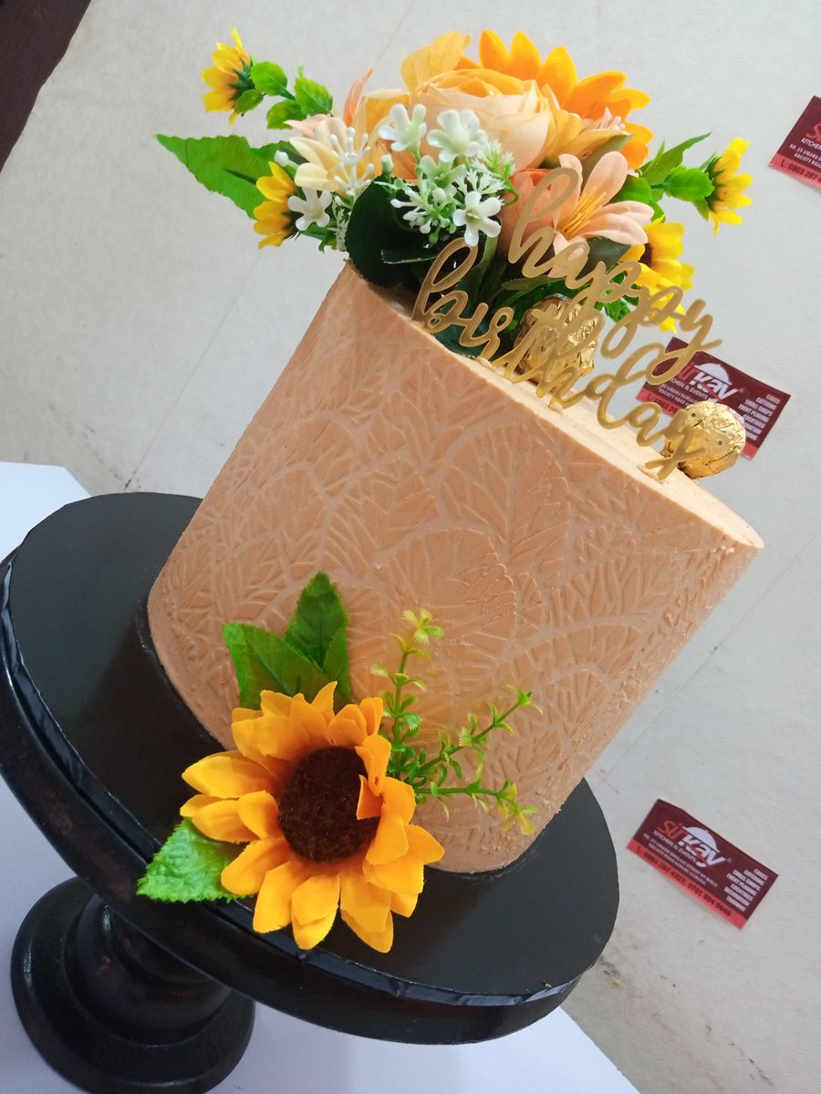 SirKayKitchen's tweet photo. Stenciled buttercream cake  🥰😍

I just love making cakes for Mom's ❤️ 
Flora my flowers 🌻🌷🌺🌼💮💐

#cakesbysirkay 
#cakesinkaduna  
#kadunabakers 
#kadunacakes 
#bestcakesinkaduna   #bestcakesinkd  
#kaduna 
#caketrainingkd #cakesinkadunasouth #cakesinkadunanorth https://t.co/IyLAqvUQ4U