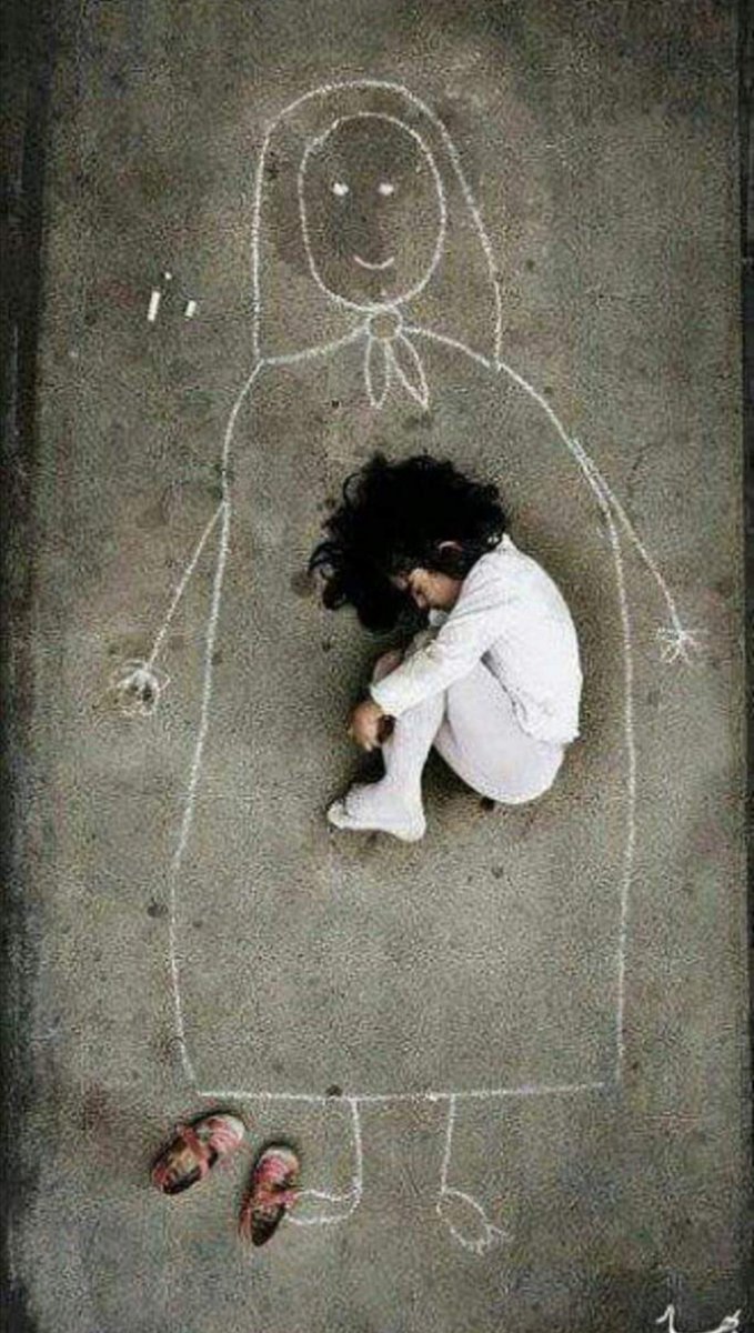 WhatsApp artık

Savaşta annesini kaybeden filistinli bir çocuğun fotoğrafı.  Kaldığı yetimhanenin zeminine çizdiği annesinin karnına yatıyor.  Dikkat ettiniz mi ayakkabılarıyla annesinin üzerine basmamış.
Çocukların acı çektiği dünyada biz nasıl bayram kutlayalım.