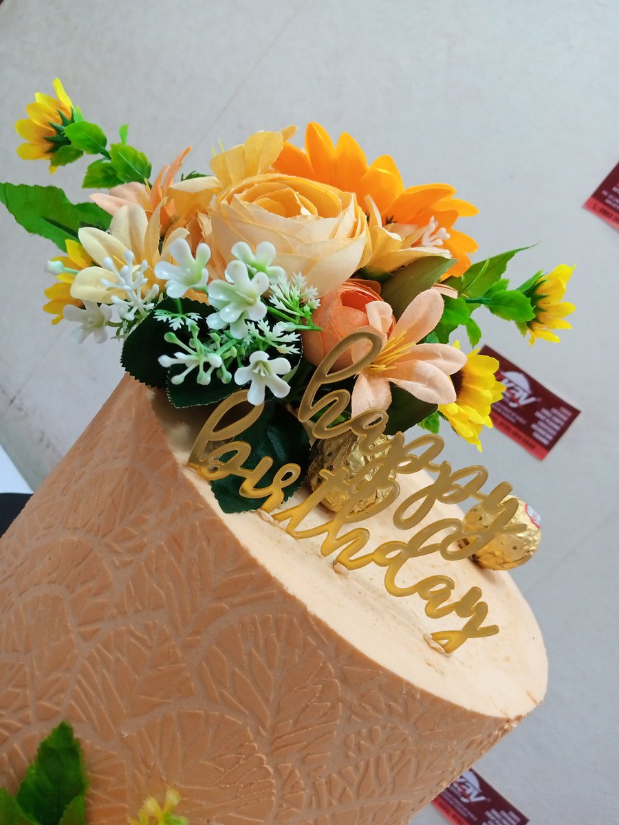 SirKayKitchen's tweet photo. Stenciled buttercream cake  🥰😍

I just love making cakes for Mom's ❤️ 
Flora my flowers 🌻🌷🌺🌼💮💐

#cakesbysirkay 
#cakesinkaduna  
#kadunabakers 
#kadunacakes 
#bestcakesinkaduna   #bestcakesinkd  
#kaduna 
#caketrainingkd #cakesinkadunasouth #cakesinkadunanorth https://t.co/IyLAqvUQ4U