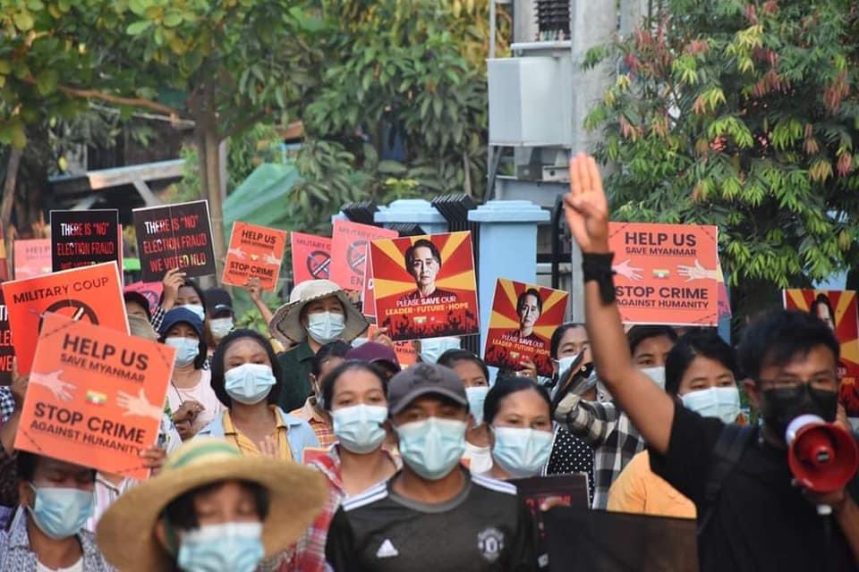 nslwin's tweet photo. They shoot in the head, but they don’t know the revolution is in the heart. — Poet Khat Thi

Anti-Coup Protesters in KALAY, Sagaing marched today.

#May11Coup #WhatsHappeningInMyanmar #MilkTeaAlliance https://t.co/oUN0nriQC1