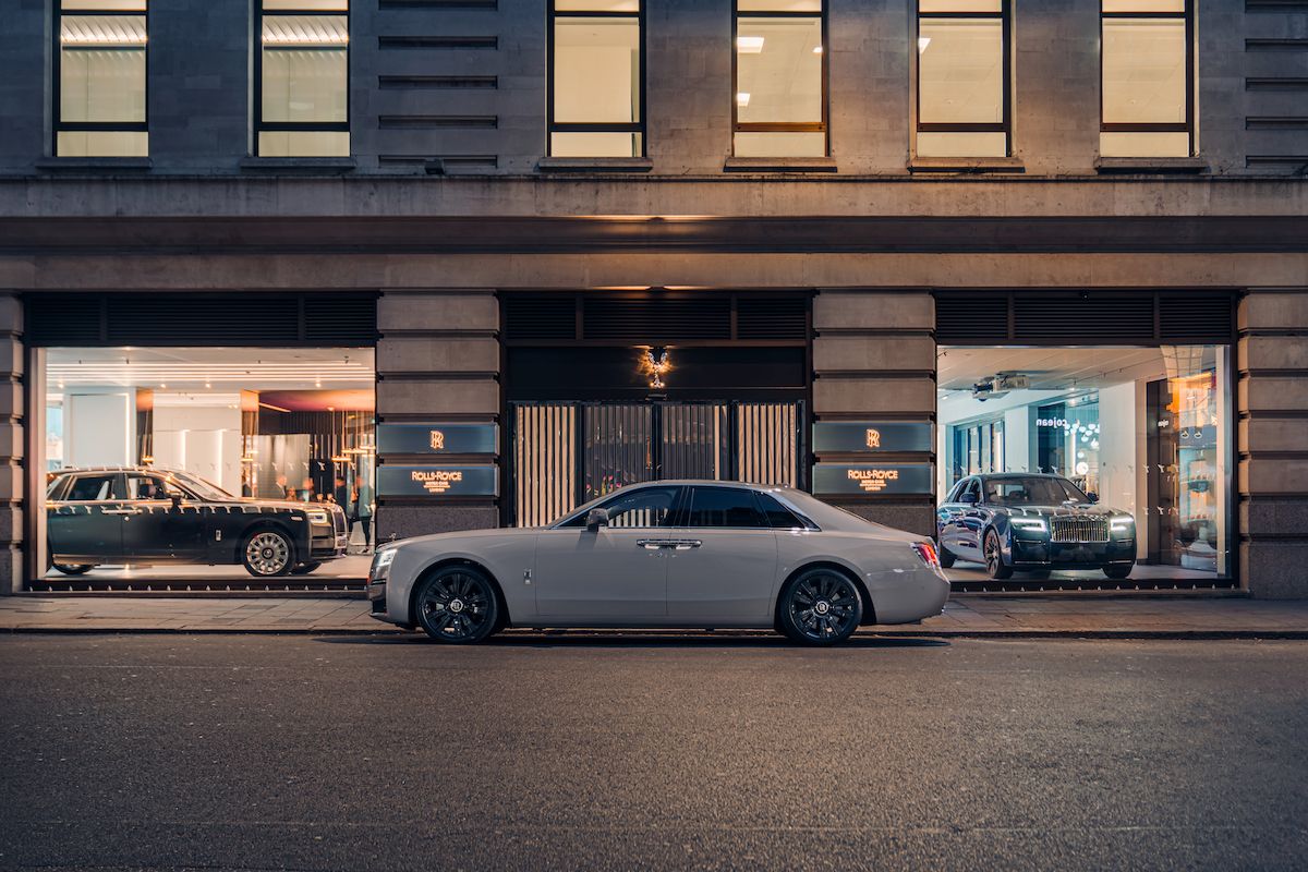 TopHousehold's tweet photo. Check out The luxury design of the new Rolls-Royce showroom: 
'Rolls-Royce Opens a New Flagship Store in London’s Mayfair'

https://t.co/5AXh11JruZ https://t.co/2bDNAukJzU