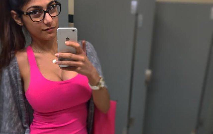 Mia khalifa hot selfie picture.