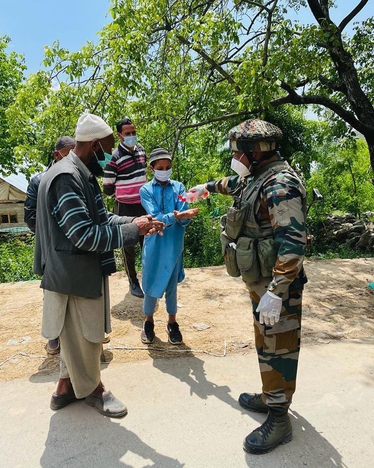 Alvi_Zubair45's tweet photo. During the #Covid crisis in India, trying its best to prevent the rise of #Covid19 cases, #IndianArmy organised an awareness drive at #Gutlibagh
@atahasnain53 https://t.co/mlhZXIrPJA