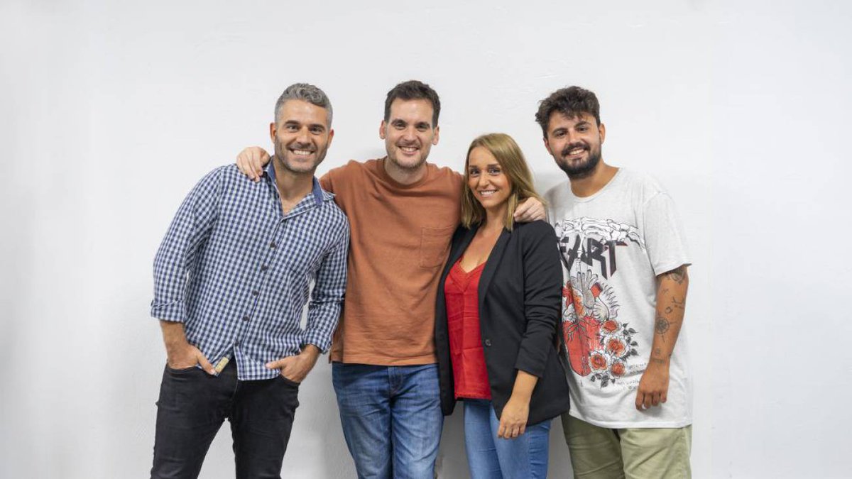 SenadorMusica's tweet photo. Hoy a partir de las 19h, @AlexOrtizOfic presentará su nuevo trabajo, #LaEmbustera, en el programa @RadioNopuedeser junto a los fieras del humor, @rancio, @Amodeo13Oficial, @RocioVicente_ y @LuisMarquezP
¡Tarde de risas y mucho talento!
📻 96,5 FM #Sevilla y en podcast. https://t.co/86Hz5IS7Ri