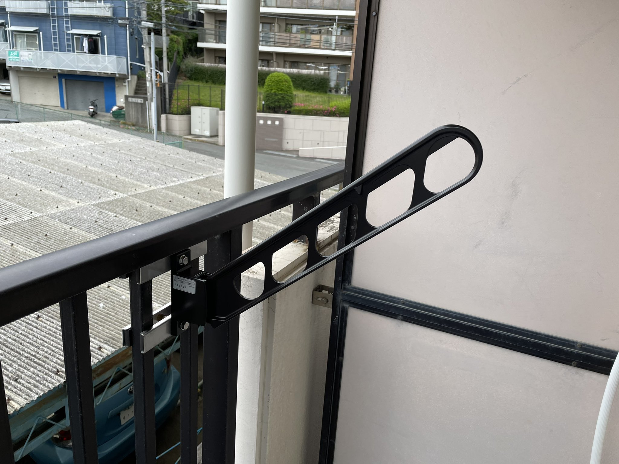 تويتر ドア 窓修理のプロ 窓ライフ على تويتر マンションベランダの物干し交換を致しました 壁に取付できない場合はフェンスに挟み込むタイプで物干しの設置が可能です 色々なタイプがありあらゆる所に設置可能です 物干し取付 物干し破損 物干し新設