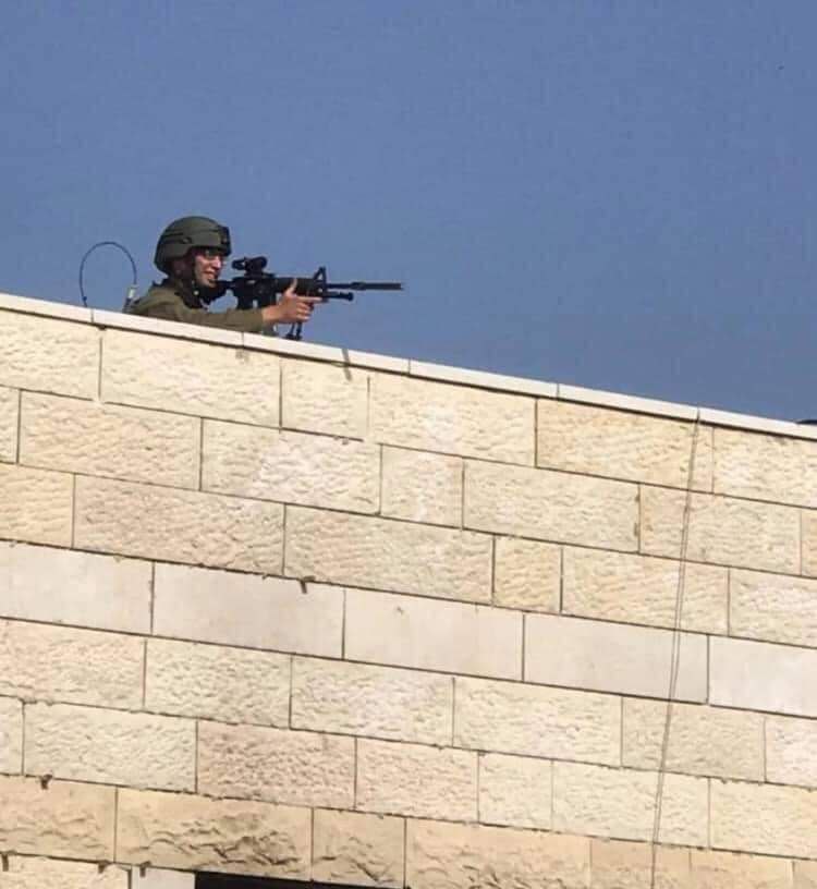 Tentera Zionis dilaporkan naik ke tempat-tempat tinggi di Bandar Tuqu', selatan Bethlehem sebentar tadi. Dilaporkan pertempuran antara penduduk Palestin yang bersenjatakan batu dan tentera Zionis yang sarat dengan senjata api sedang berlaku.
