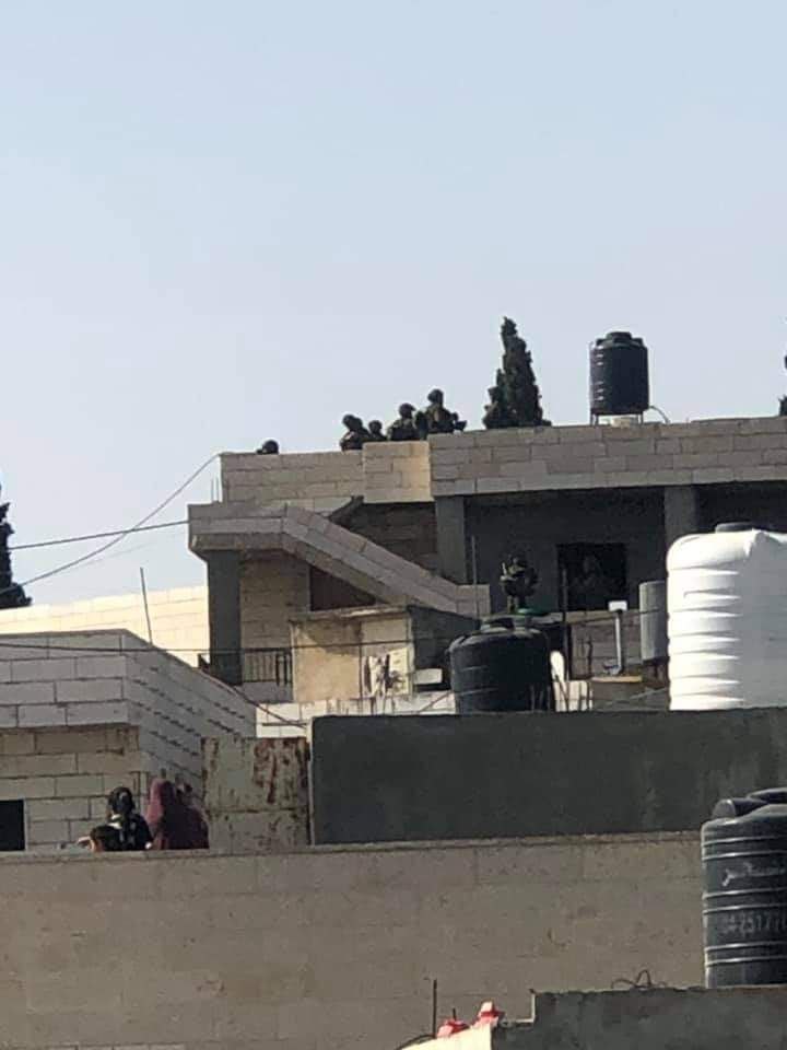 Tentera Zionis dilaporkan naik ke tempat-tempat tinggi di Bandar Tuqu', selatan Bethlehem sebentar tadi. Dilaporkan pertempuran antara penduduk Palestin yang bersenjatakan batu dan tentera Zionis yang sarat dengan senjata api sedang berlaku.