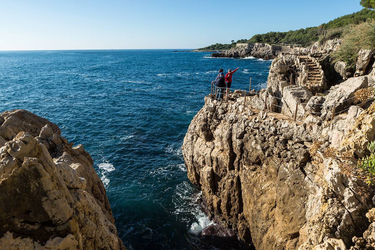 idweekend's tweet photo. #iDdestination 

Rêvez en bleu avec l’office de tourisme d’Antibes Juan-Les-Pins. Découvrez les trésors de la #méditerranée et vivez des expériences inoubliables. https://t.co/Zj1f39gfqq