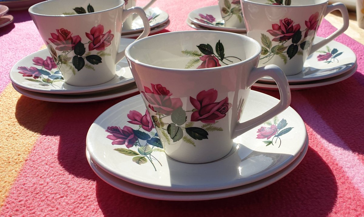 Raspberrybazaa1's tweet photo. 5 1950s vintage trios of tea cup, saucer and plate by Lord Nelson Potteries.

https://t.co/Mez2b9mglo

#vintagecrockery #vintagesetdressing #vintageforsale #vintageteacup #vintageteaparty #setdecor #vintagekitchen #roses #1950steaparty #grannyskitchen #1950s #buyvintage #etsyfind https://t.co/ule2nygTVa