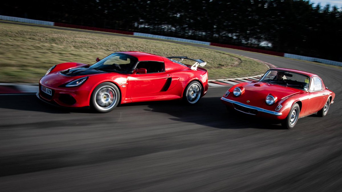 ClubLotusFrance's tweet photo. 50 ans se séparent entre ces Lotus Elan +2 et Exige Sport 410 sur la piste d'Hethel de Lotus Cars. #Lotus #ElanPlus2 #ExigeSport410 #Hethel @lotuscars @ClubLotusFrance https://t.co/evhzykALBl