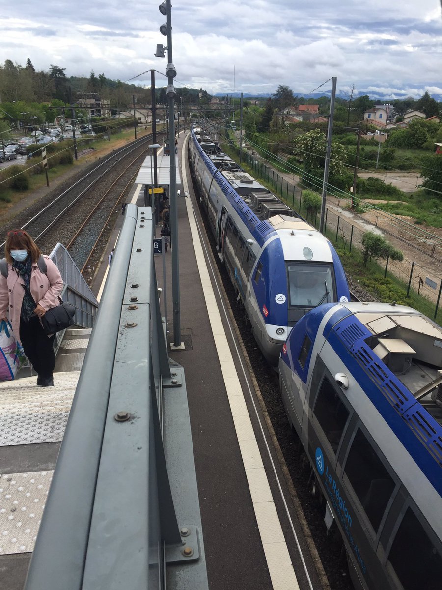 Nadine2c's tweet photo. Des problèmes de circulation de trains à la gare de @Ville2Montluel @SNCFTERAURA https://t.co/PCVCrrZp46