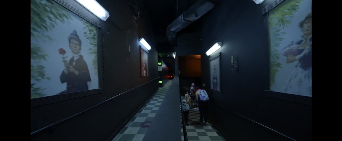 ももさみ アメリカのディズニーランドのホーンテッドマンションの新しいエントランスがすごい 多分コロナでエレベーターが不味いから新しく作ったみたいだけど 見た感じ従業員通路だったのかな でもそこにあの絵を飾ってて努力にすごいなー って思う