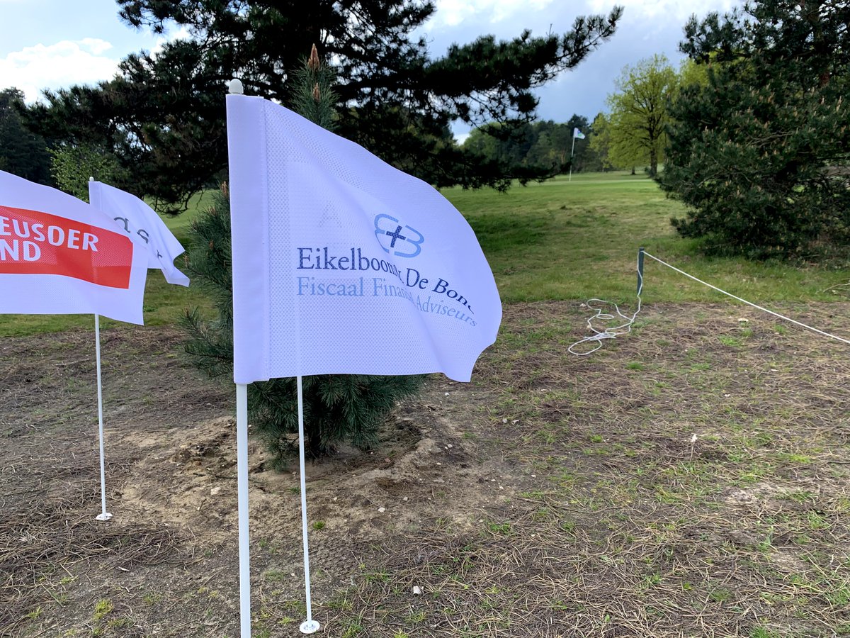 Gezellig wapperende sponsorvlaggen naast elkaar op de <a href="/HogeKleij/">De Hoge Kleij</a>. Leuke actie van de sponsorcommissie. En hopelijk snel ook fysiek als sponsors weer bij elkaar tijdens een sponsorinvitatie. #volhouden