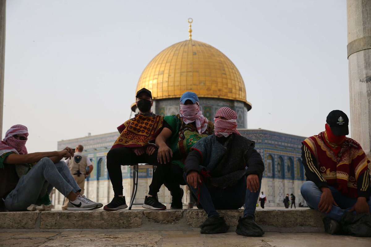 VICE_ID's tweet photo. Situasi Yerusalem Memanas Akibat Aksi Aparat Israel Menggusur Warga Palestina dan Ricuh di Masjid Al Aqsa: https://t.co/TQkXwzpkh6 https://t.co/jkaIJWbpis