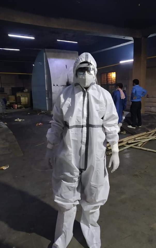 SFI_CEC's tweet photo. The state has failed in standing by the people at distress, but our Comrades are holding their ground. From donating blood, providing oxygen, and even cremation, #RedVolunteers are everywhere. 
Photos from Bengal, Delhi and Rajasthan. https://t.co/E5cz9PCXin