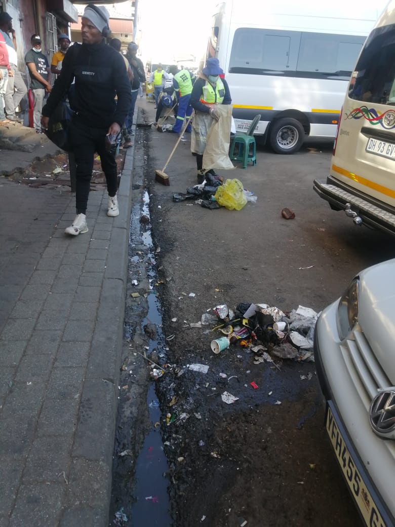 #KleenaJoburg Accelerated service delivery... along Blanket and Noord st .... litter picking,removal of illegal dumping,disconnecting illegal power  ,#JoburgServices #WeServeJoburg ^NB