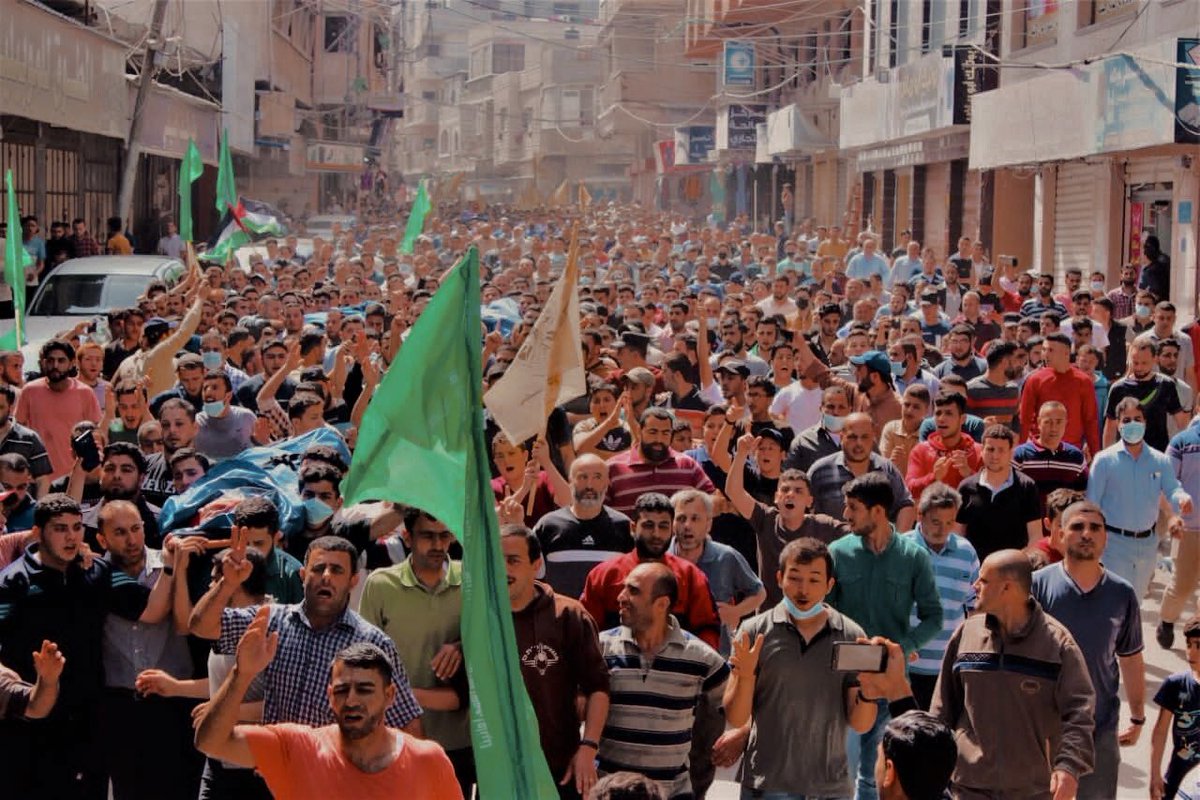 Gazze şehitlerini uğurluyor...

#Aksadabaskınvar 
#AlAqsaMosque 
#AksadaZulumVar  
#المسجد_الأقصى