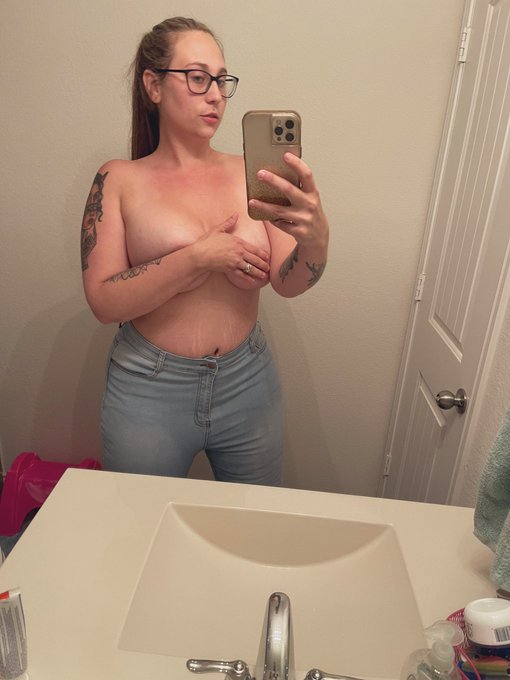 Happy titty Tuesday!!! #tittytuesday #tuesdayvibe https://t.co/R3IO51FP6N<a href="/tag/tittytuesday"class="tags">#tittytuesday</a><a href="/tag/tuesdayvibe"class="tags">#tuesdayvibe</a>