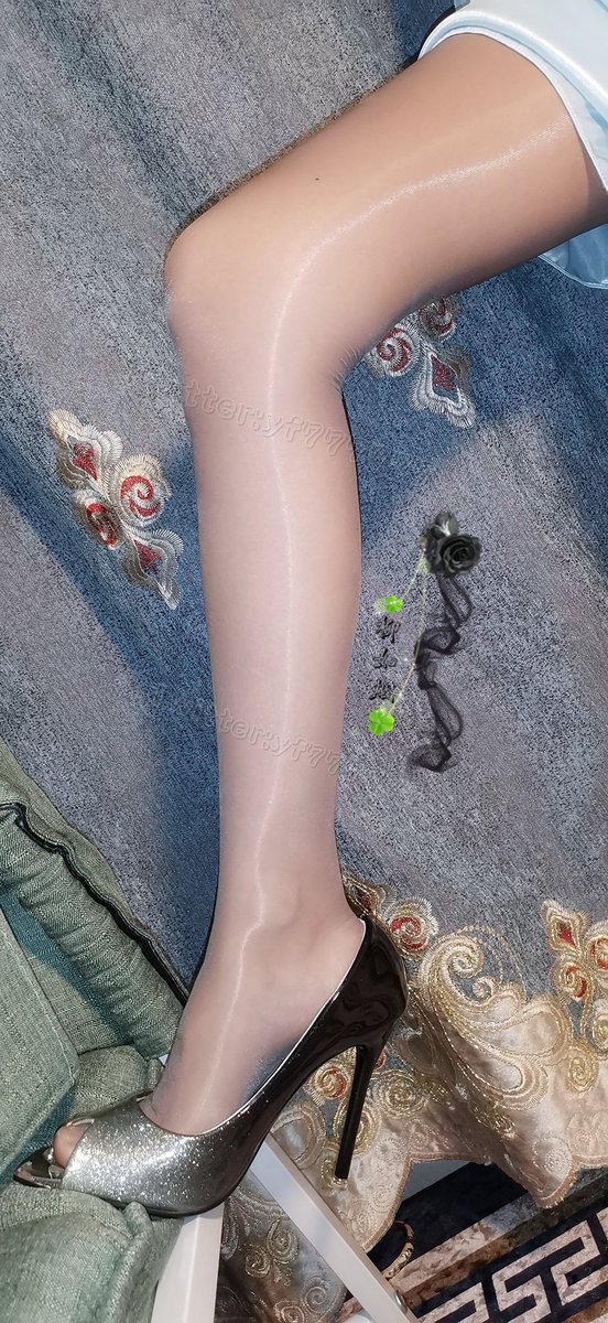 月色叩窗而入，与烛影对舞。
菱花镜中眸光流转，羞红了一阕婉约，黛眉描罢却回首，笑问深浅入时无 @limerencem @LMziqiao https://t.co/3sQYlNmqFS