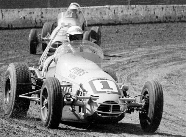 Larrys58thYrPIR's tweet image. National Champion Don Branson #1 WYNN'S Sprinter / Offenhauser leads @MarioAndretti in the GAPCO / Chevy
#TurnTwoTuesday Reading PA.