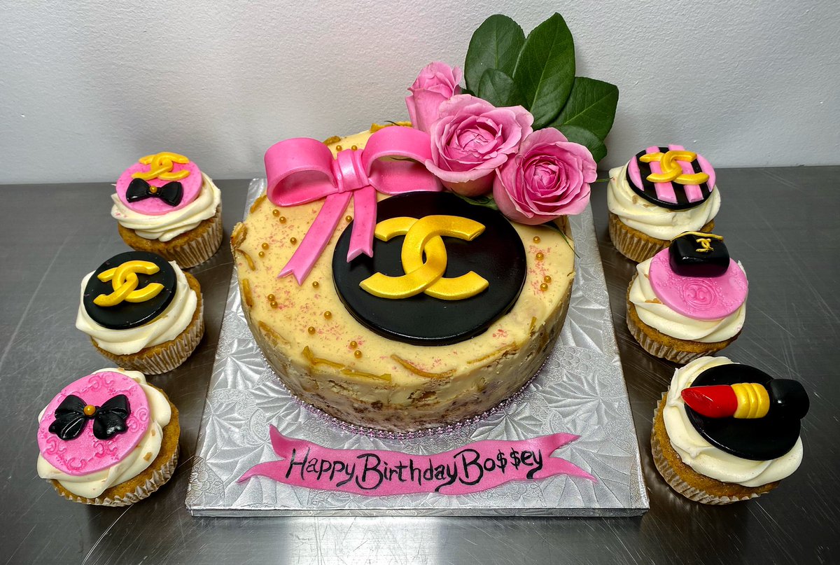 Delicacyinthe6's tweet image. “Be a girl with a mind, a woman with attitude and a lady with class”

Banana bread cheesecake lined with plantain chips 

Carrot cake cupcakes topped with salted caramel buttercream. 

#elegantcake #lipstickobsessed #purseswag #bananabreadcheesecake #carrotcake🥕 #plantainchips