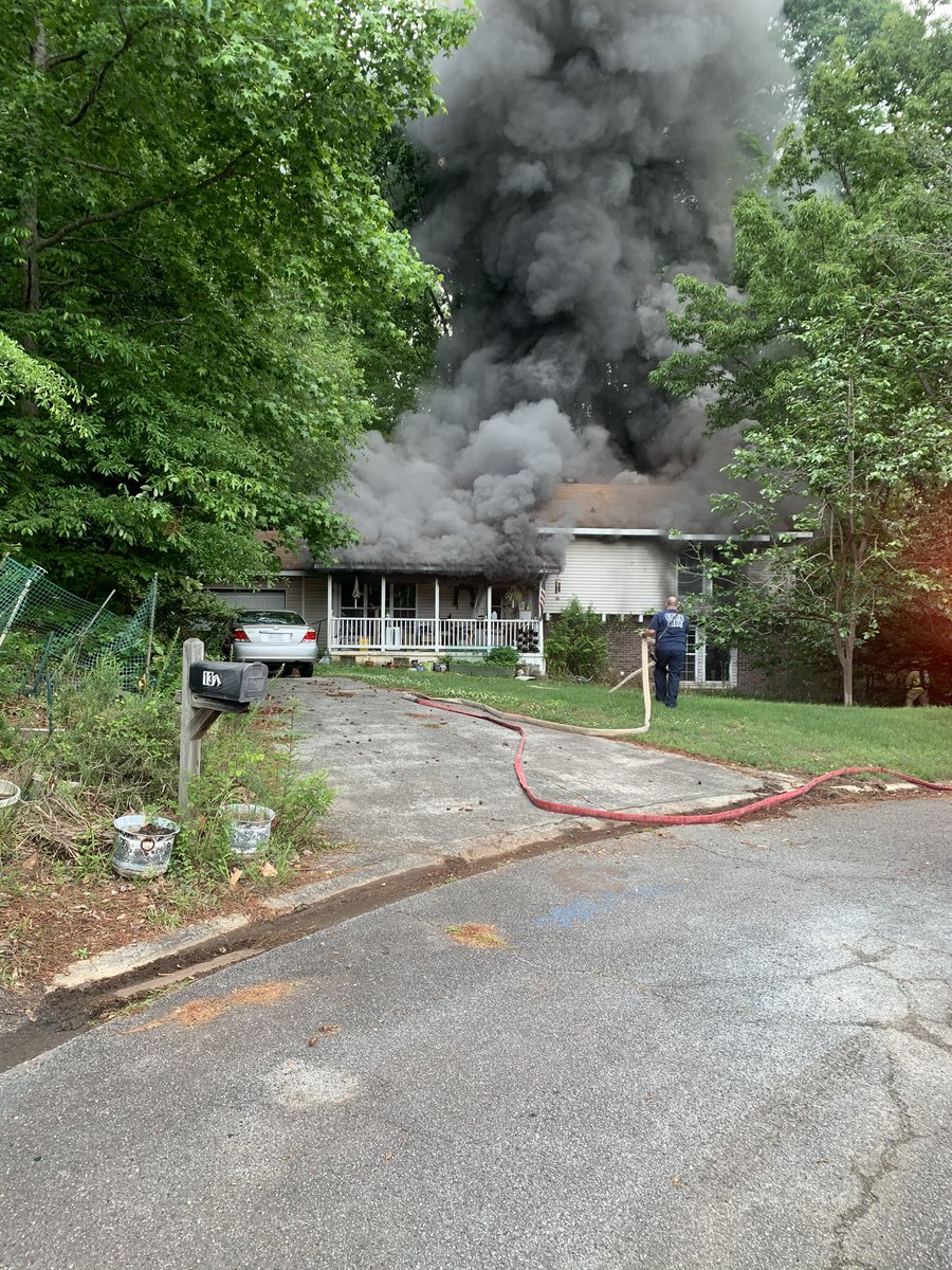 cobbcountyfire's tweet photo. Fire is under control at this time, all three residents evacuated and being assessed by EMS crews. 📷: initial on scene #eastcobb #cobbfire #multiline #marietta #CobbCounty https://t.co/wBzXhx5W2Q
