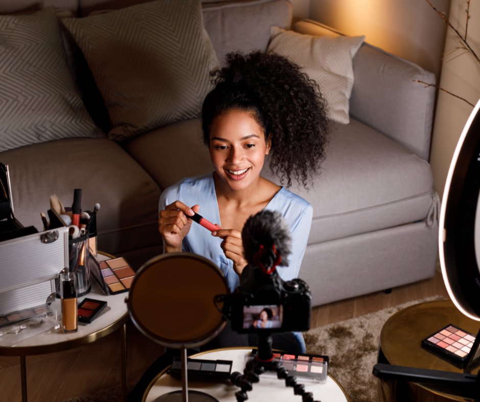 PrivCo's tweet image. Tip your content creator! A rundown of apps making it easy for fans to tip creators on today&apos;s #dailystack 💸 - mailchi.mp/privco/tipping…