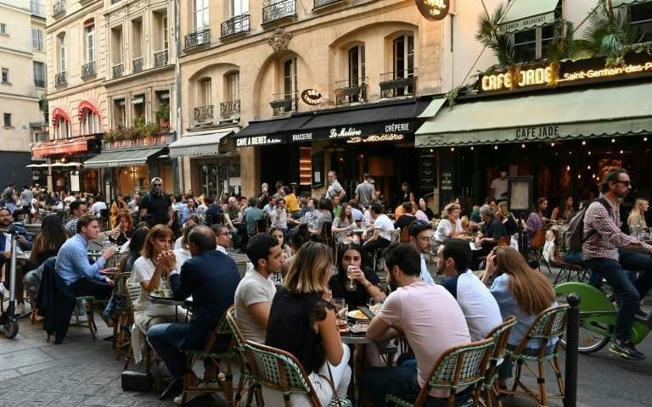 Bars, restaurants et commerces devront fonctionner avec des jauges jusqu’à fin juin  sco.lt/62Nxc8
