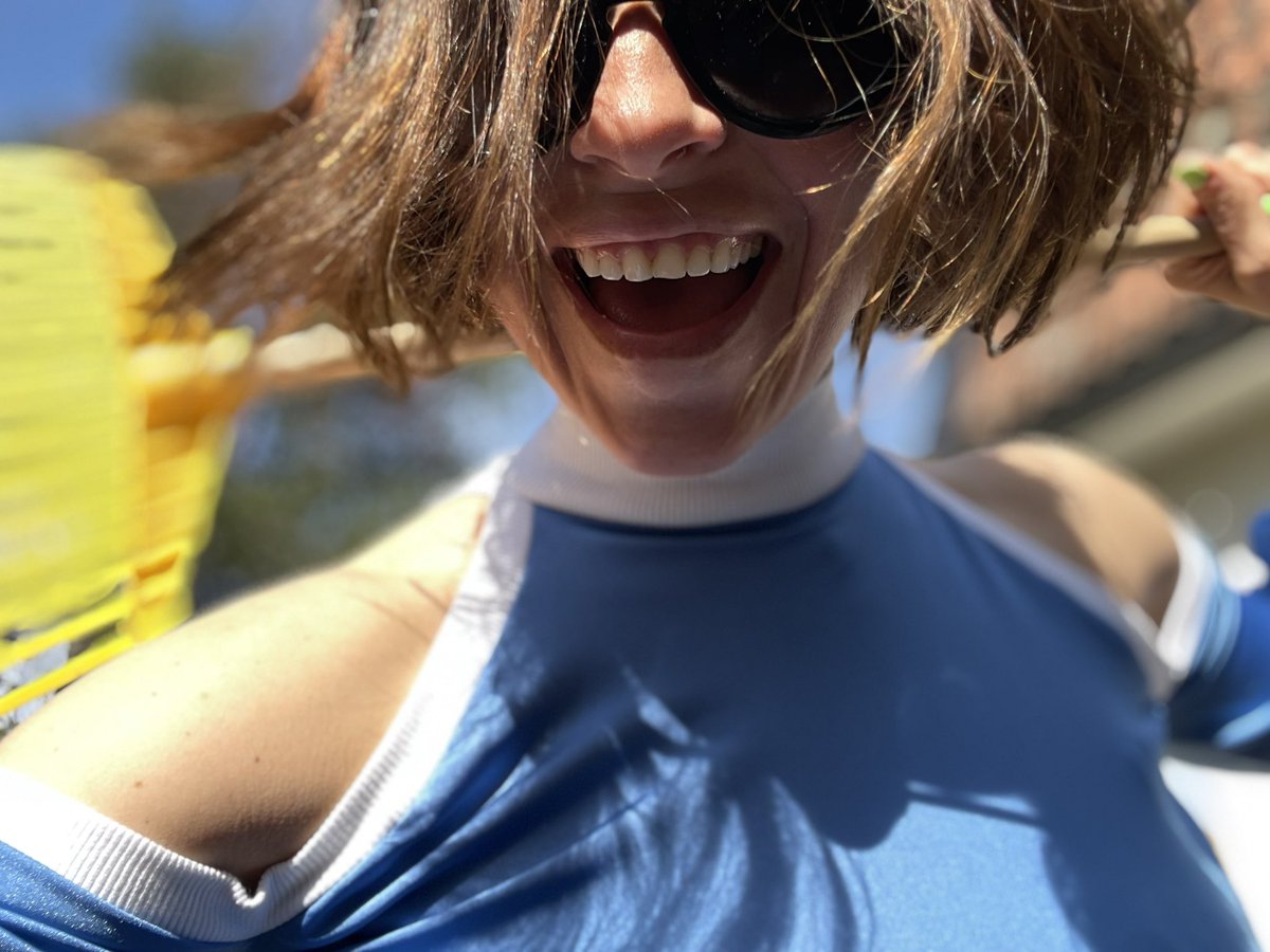 Hörni mina kära solstrålar! In å pre-savea för nu börjar jag kratta upp för nästa baby! Låten är en skärmdump från mitt vardagsliv, ett porträtt av den småbarnsmorsa jag kommit att bli!😅👊 På fredag släpps den! Smyglyssna på min kärlek här! presave.lnk.to/DKMF 🌸🌸🌸🌸💣