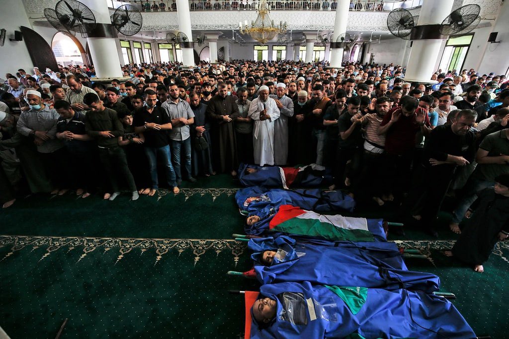 Menurut laporan Kementerian Kesihatan Hamas, 25 orang telah mati syahid termasuk 9 orang kanak-kanak. Hari ini masuk hari kedua serangan antara kedua belah pihak Hamas dan Zionis. Sebentar tadi majlis pengebumian 25 orang yang mati syahid baru saja dilakukan. Al Fatihah.