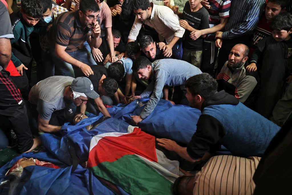 Menurut laporan Kementerian Kesihatan Hamas, 25 orang telah mati syahid termasuk 9 orang kanak-kanak. Hari ini masuk hari kedua serangan antara kedua belah pihak Hamas dan Zionis. Sebentar tadi majlis pengebumian 25 orang yang mati syahid baru saja dilakukan. Al Fatihah.