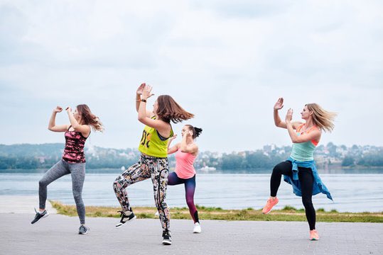 km_dance's tweet photo. The sun is shining ☀️.Only a few spaces left for outdoors boogie tonight Tuesday 8-8.50pm @CentreBrunswick 
£5 Book via @Gymcatch app or pm for more info.💃🏼#dance #outdoors #outdoorsfitness #danceisforall #eastdunbartonshire #fitnessfun #danceboogiefit https://t.co/I3gaFRIo6Q