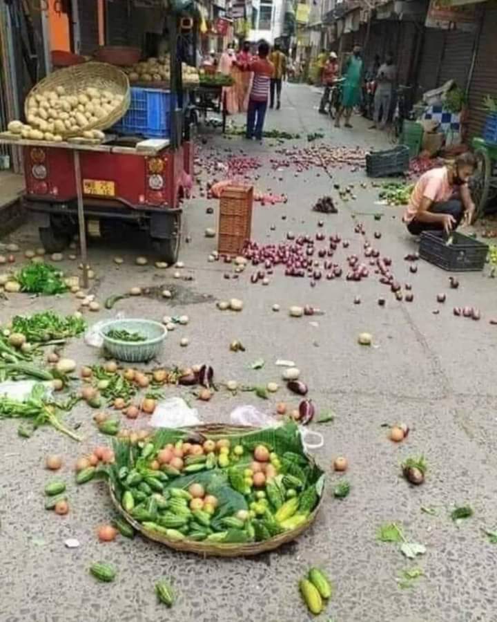 SamHearty1623's tweet photo. दारू की दुकान पुलिस की संरक्षण में खोली जा रही है और सब्ज़ी की दुकान तोड़ी जा रही हैं। यह कैसा नियम है। दारू की दुकान इसलिए खुली रहेंगी क्योंकि उससे सरकार चलती है
सब्ज़ी की दुकान इसलिए बंद रहेगी क्योंकि 
उससे परिवार चलते हैं!! https://t.co/1c9jsbvUUD