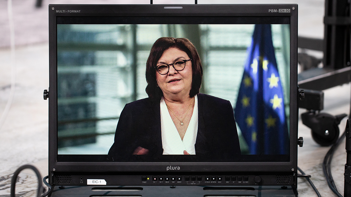 VolvoGroup's tweet image. “Our Sustainable and Smart Mobility Strategy includes the milestone of having 500 #hydrogen stations across the TEN-T core network by 2025" - @AdinaValean at the #cellcentric launch.

Watch the replay: drivingahydrogenfuture.com

#HydrogenFuelCells #ElectricVehicles @Transport_EU